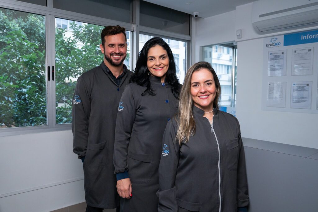 Resultado de implante dentário: paciente recupera sorriso completo e naturalAntes e depois: transformação do sorriso de paciente com implantes dentários na Oral360