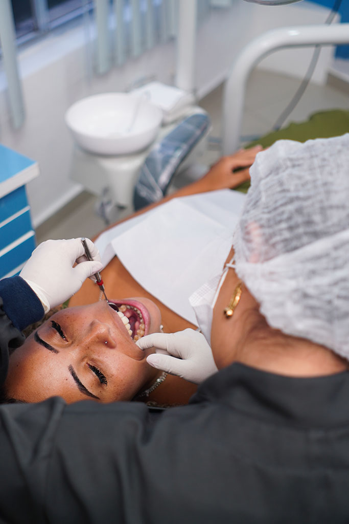 foto de paciente da oral 360 sendo tratada pela dentista